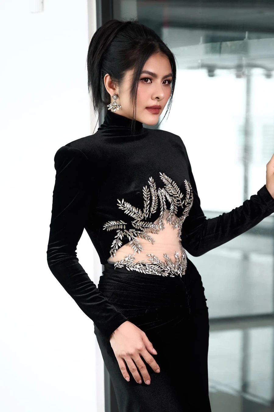 Hình ảnh La Vân Hi khiến người xem ấn tượng với phong cách thời trang và thần thái quyến rũ.