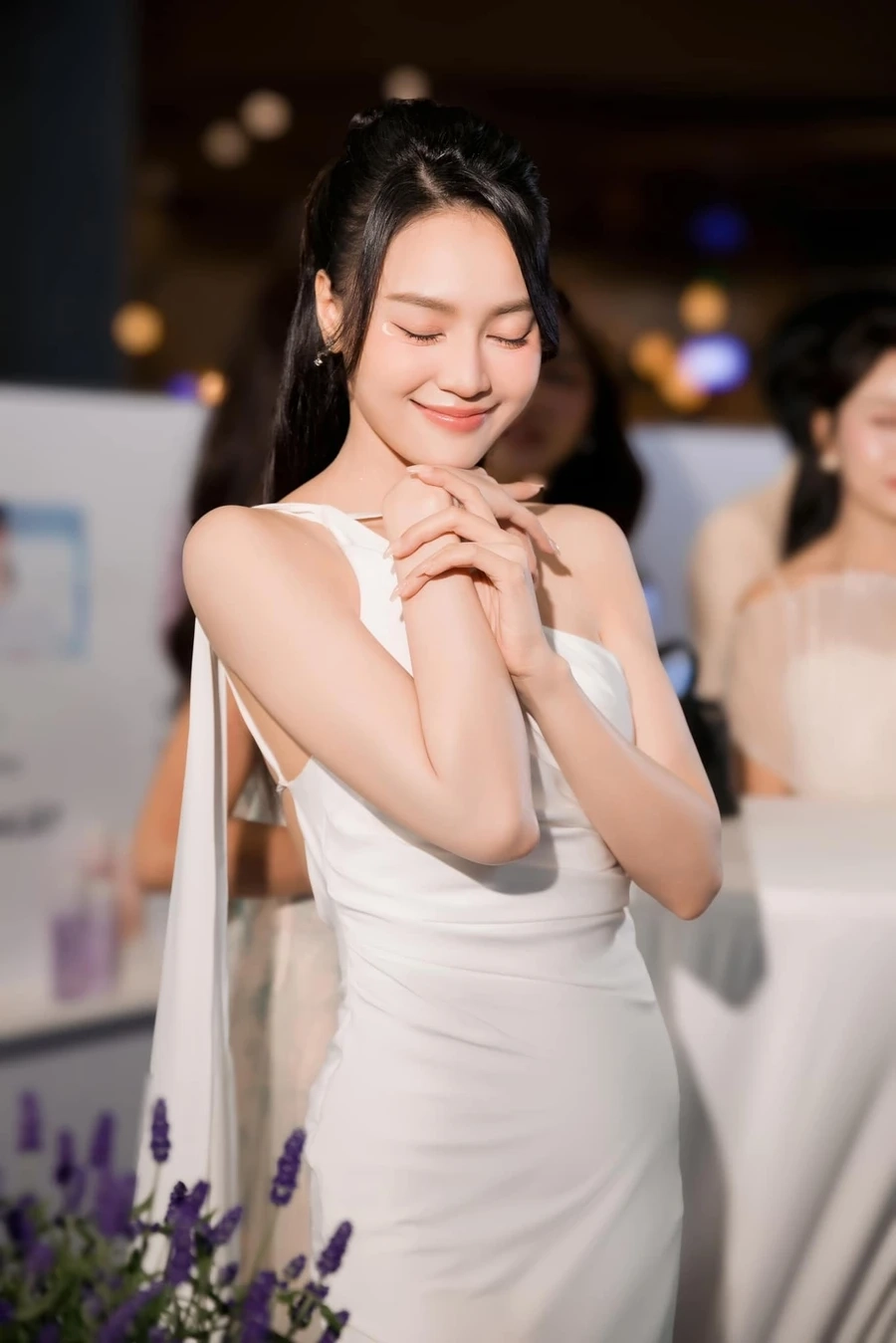 Ảnh Lan Ngọc bikini khiến người xem không thể rời mắt với vẻ đẹp rạng ngời.