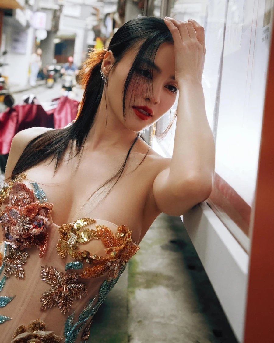 Lan Ngọc diện bikini khoe dáng chuẩn và sự tự nhiên đầy quyến rũ.
