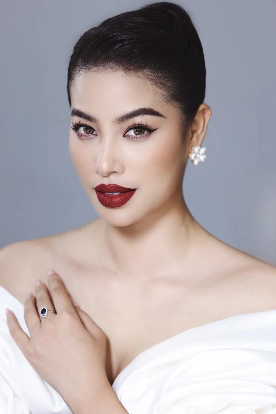 Phạm Hương chụp ảnh cưới với bộ ảnh sang trọng và đầy lãng mạn, gây ấn tượng mạnh mẽ.