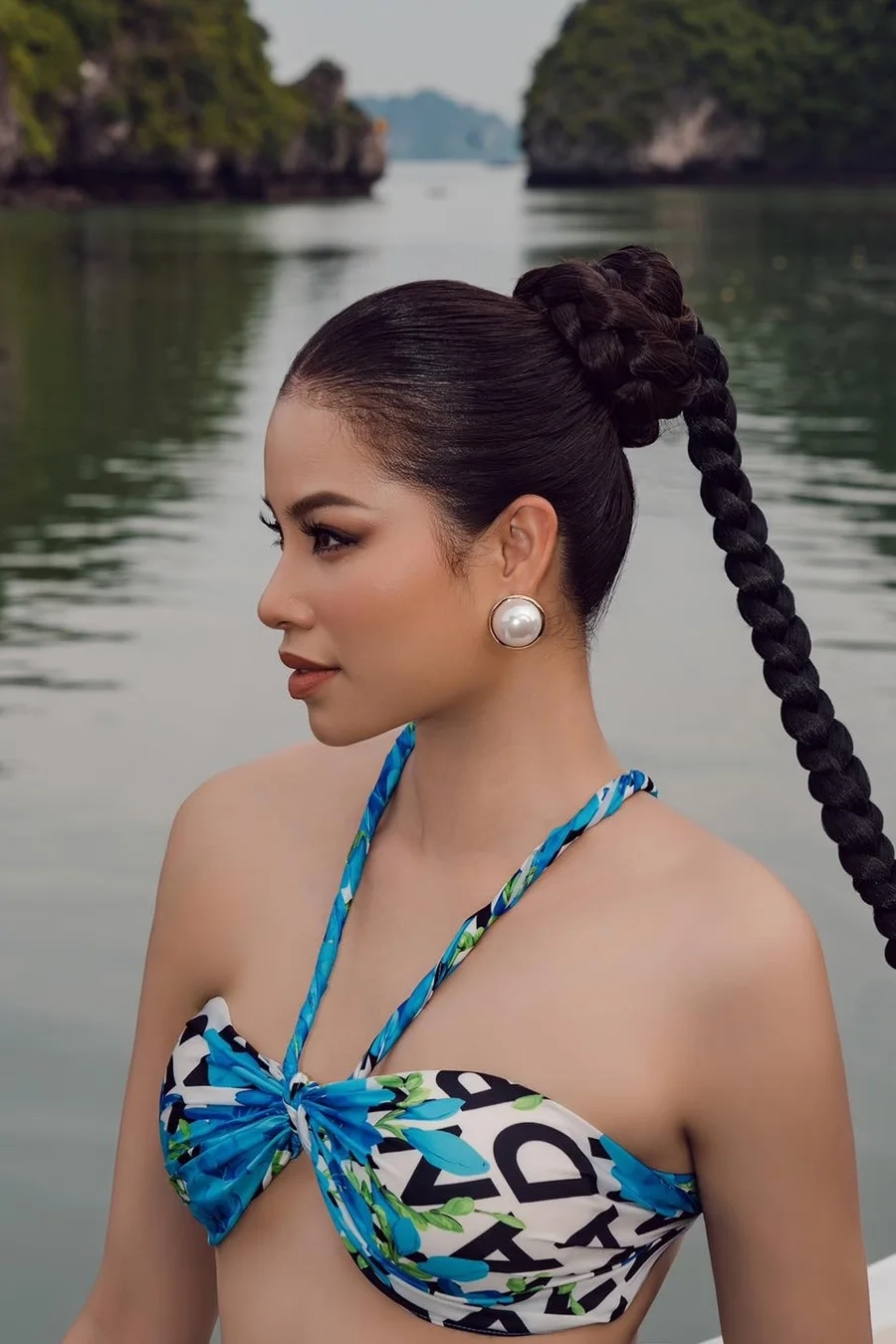 Phạm Hương Hoa hậu là người đẹp tài năng, xuất sắc trong việc tạo dựng hình ảnh cá nhân.