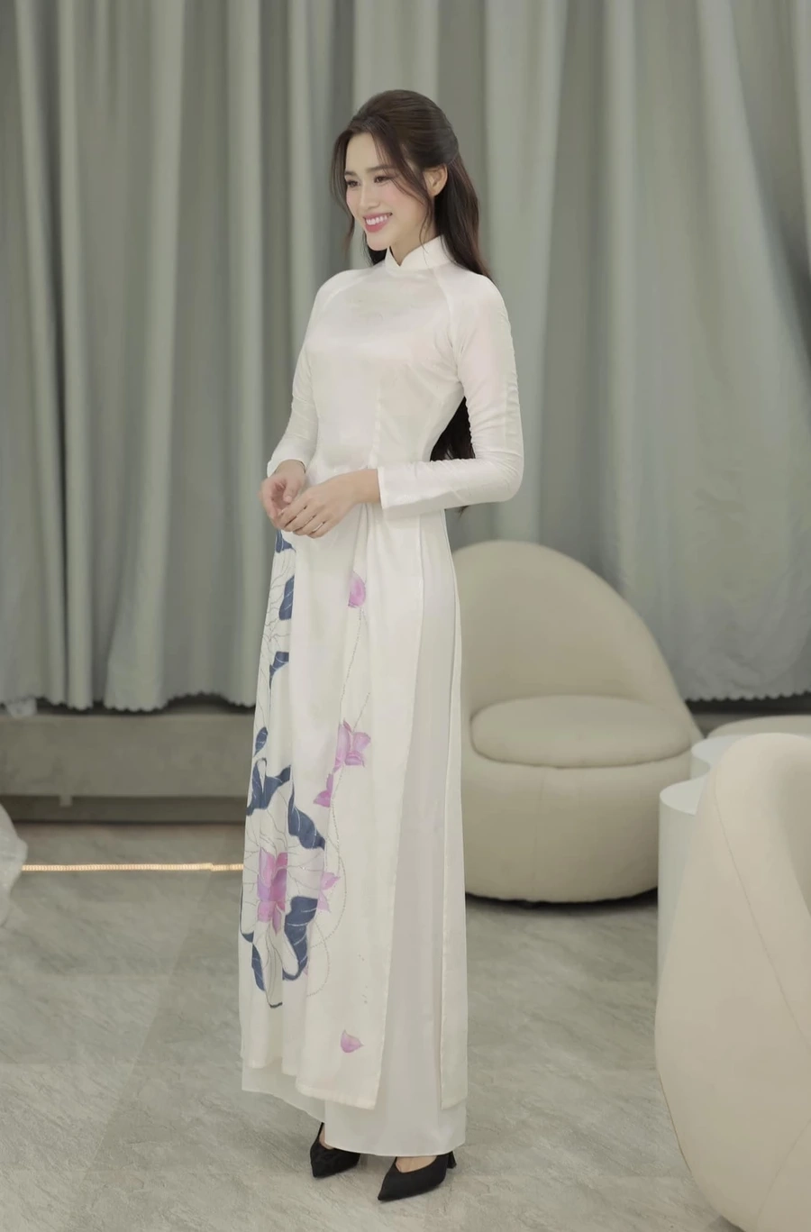 Hoa hậu Đỗ Thị Hà trao vương miện thể hiện sự trưởng thành trong sự nghiệp.