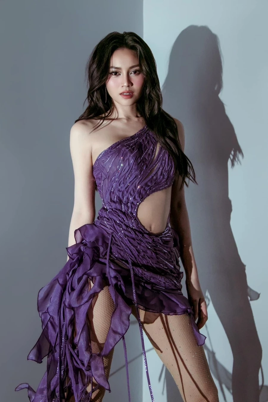 Ninh Dương Lan Ngọc bận bikini khiến mọi người chú ý nhờ vẻ ngoài xinh đẹp và sắc sảo.
