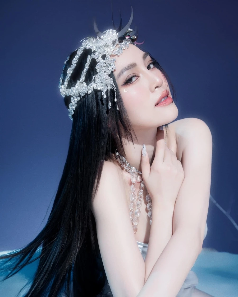Lan Ngọc bikini sexy tạo nên ấn tượng mạnh mẽ, thể hiện sự gợi cảm và tự tin.