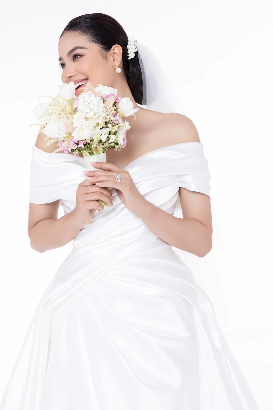 Phạm Hương đăng quang Hoa hậu Hoàn vũ 2015 là cột mốc vĩ đại trong sự nghiệp của nàng hậu.