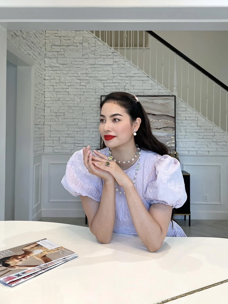 Phạm Hương áo dài thể hiện sự thanh thoát, dịu dàng trong tà áo truyền thống Việt Nam.