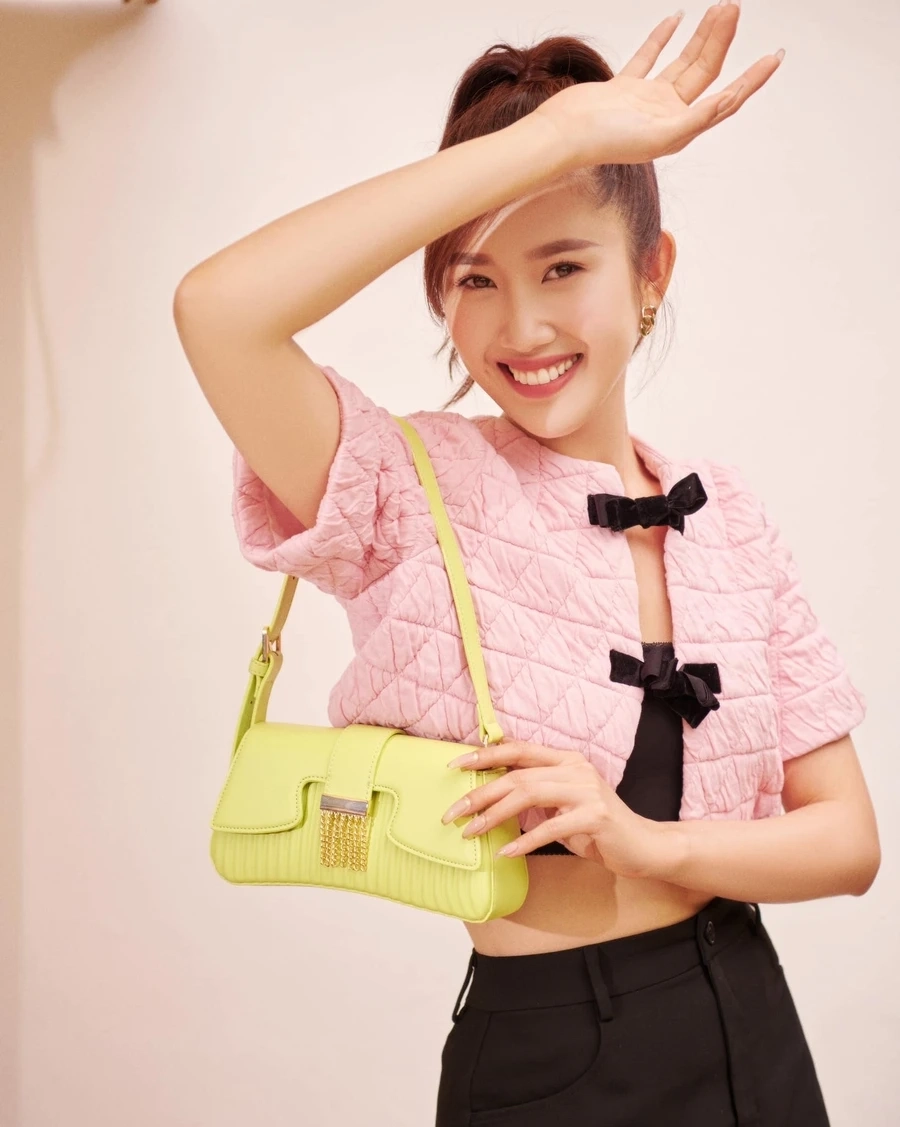 Hoa hậu Thúy Ngân nổi bật với vẻ đẹp thanh thoát và tài năng nghệ thuật.