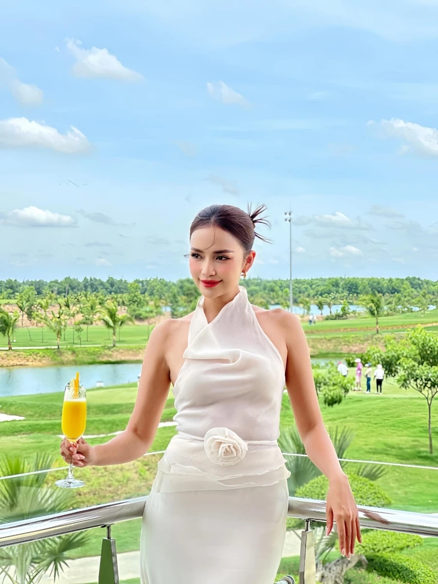 Châu Ngọc Tiên bikini toát lên sự quyến rũ và vẻ đẹp tựa thiên thần.