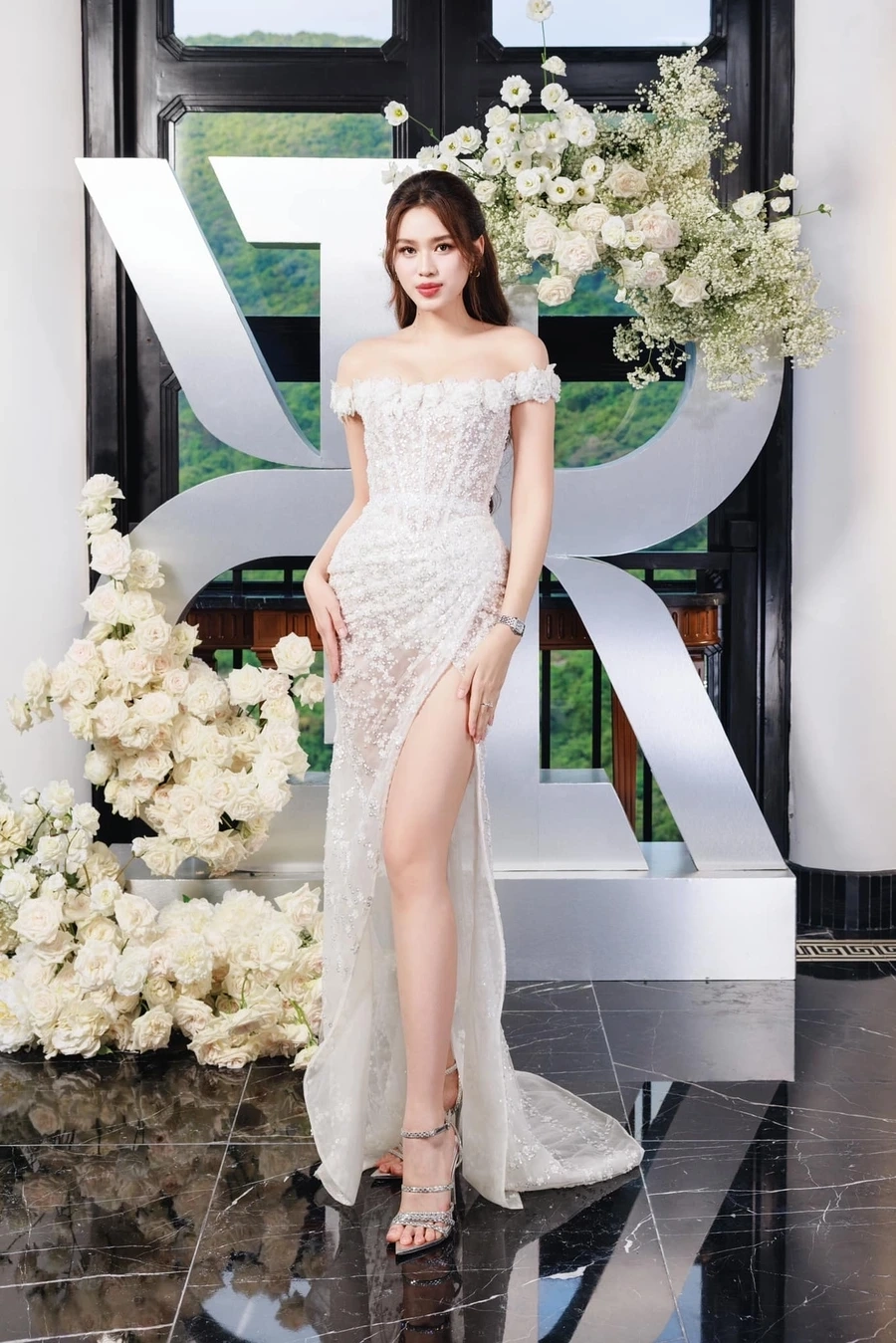 Đỗ Thị Hà áo dài tỏa sáng với vẻ đẹp duyên dáng và thanh lịch.