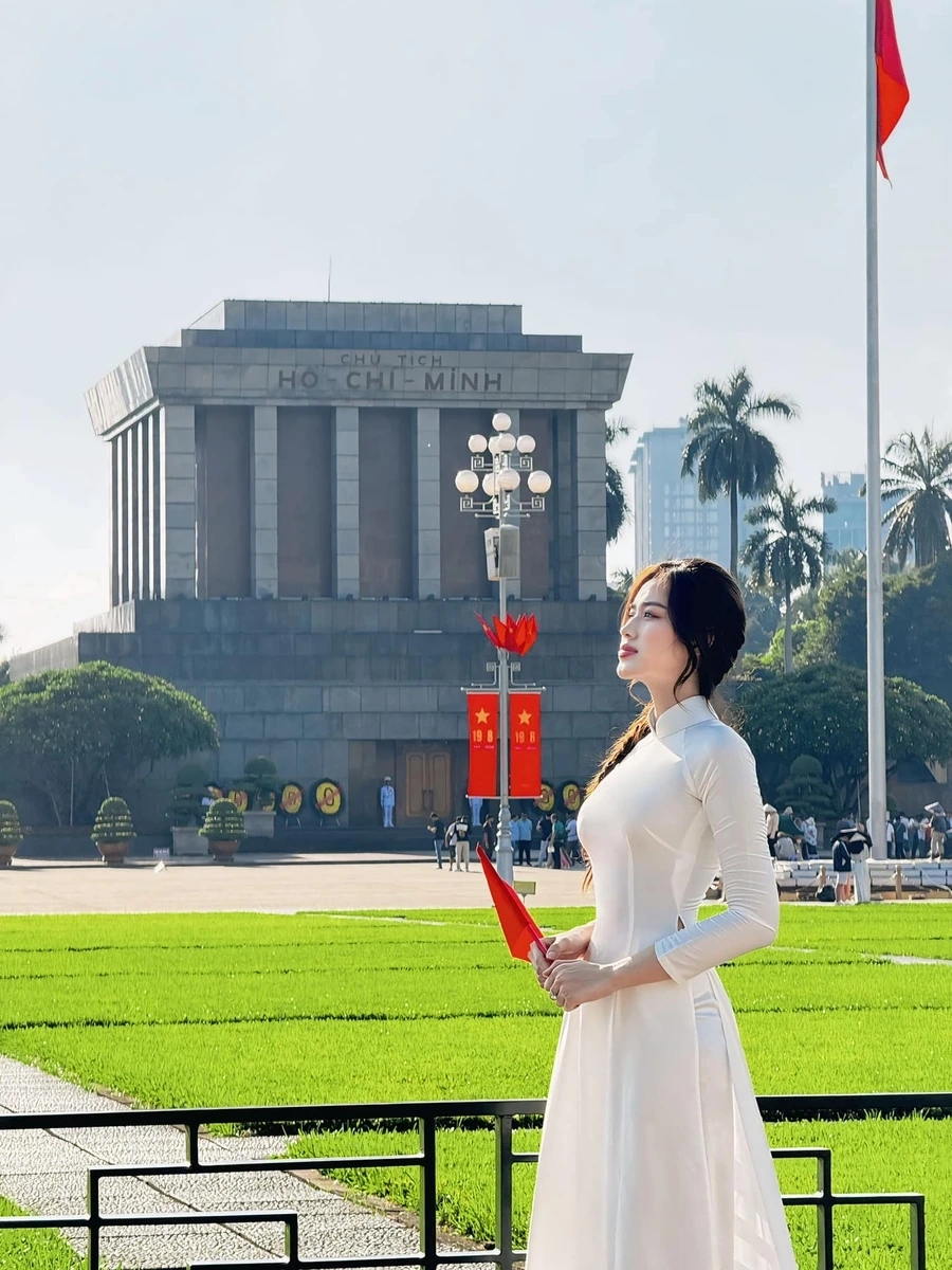 Đỗ Thị Hà áo dài rau má là sự kết hợp hoàn hảo giữa truyền thống và hiện đại.