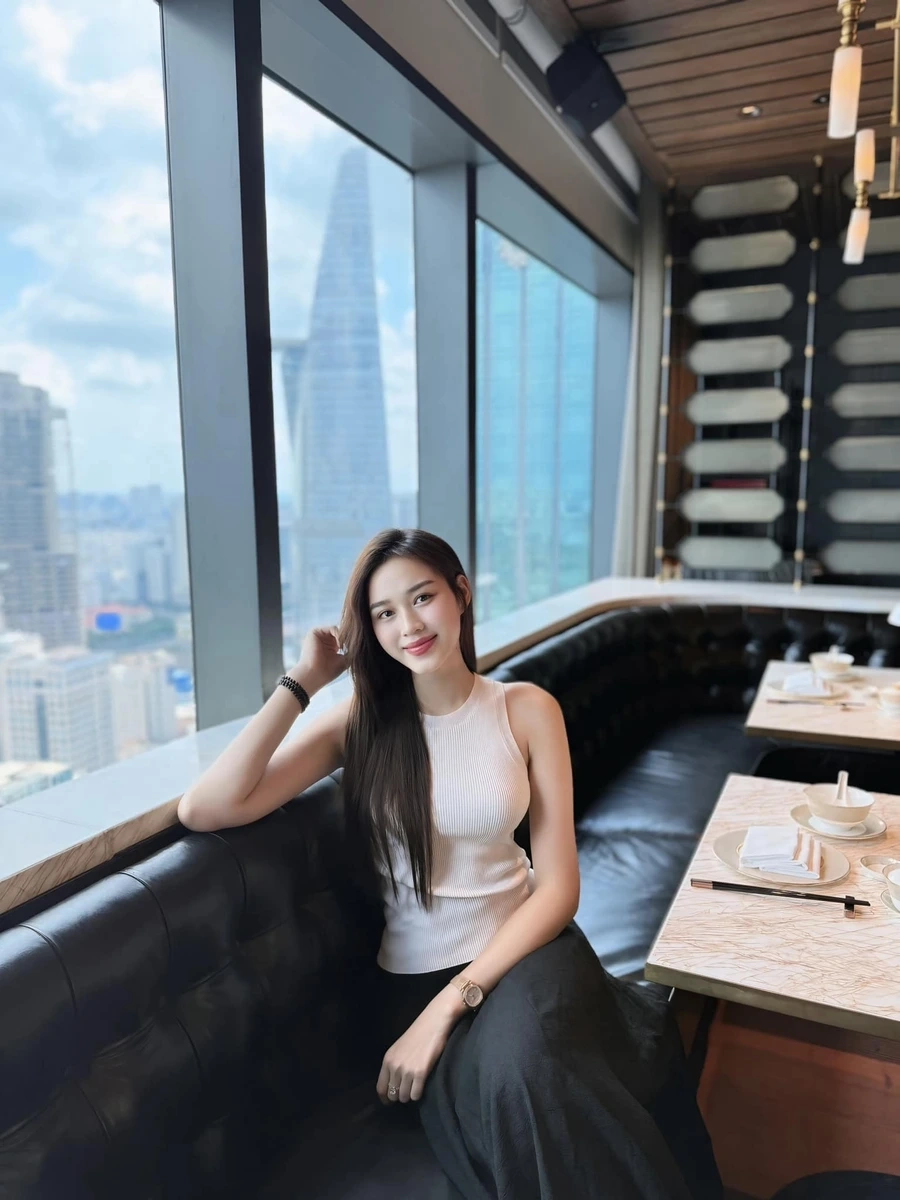 Đỗ Thị Hà mặc áo dài rau má mang đến một phong cách nhẹ nhàng, thanh thoát.