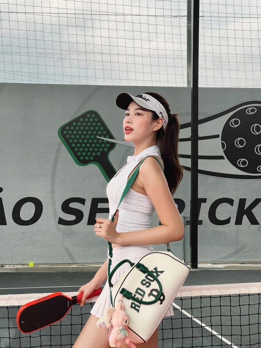 Đỗ Thị Hà mặc áo tắm khoe trọn vẻ đẹp nóng bỏng, gợi cảm.