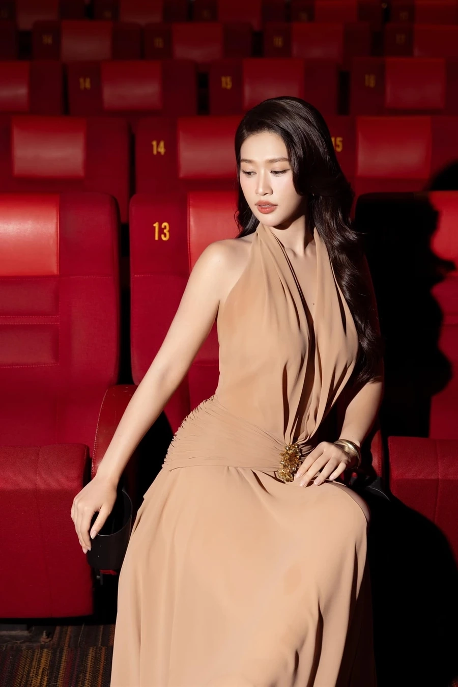 Đoàn Thiên Ân áo tắm là hình ảnh nổi bật, thể hiện sự thanh lịch và duyên dáng trong từng khoảnh khắc.