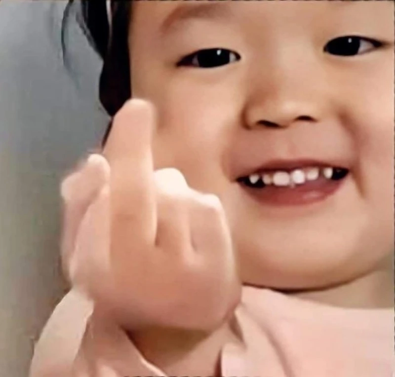 ảnh meme em bé khóc cute sẽ khiến bạn bật cười ngay