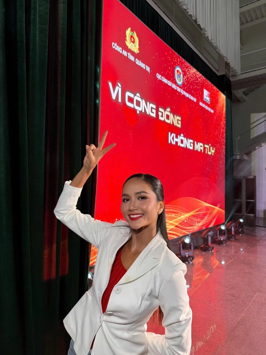 Đầm dạ hội Miss Universe 2018 của H Hen Niê tỏa sáng rực rỡ.