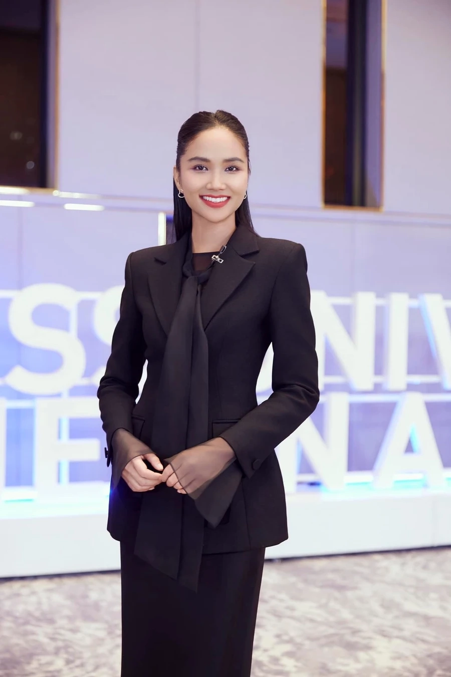 Hennie hoa hậu hoàn vũ thế giới để lại dấu ấn với phong cách cuốn hút.