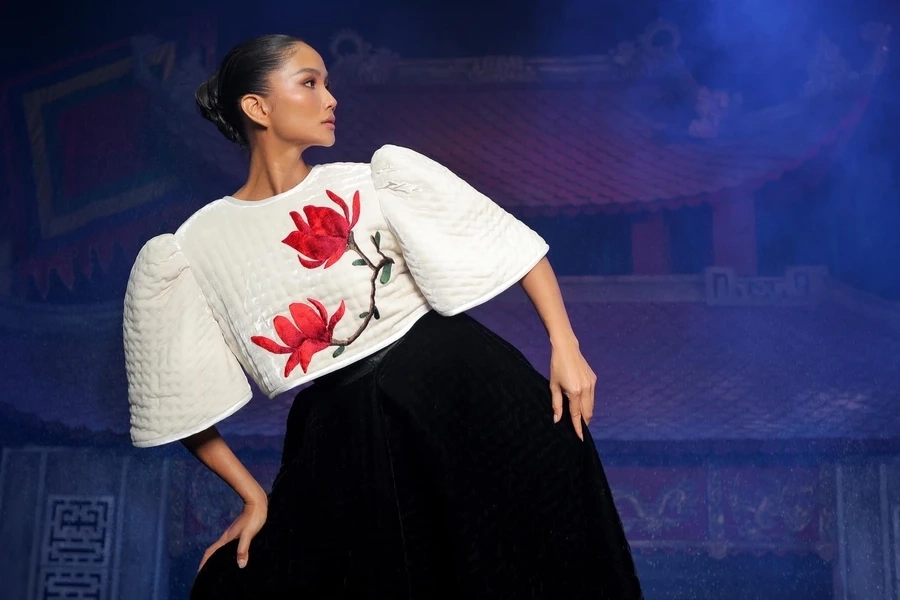 Hoa hậu H Hen Niê đăng quang ghi dấu ấn với câu chuyện vượt khó.