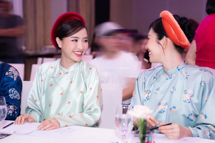 Hát Bùa Yêu là ca khúc nhạc trẻ gây bão và trở thành hit lớn của Bích Phương.