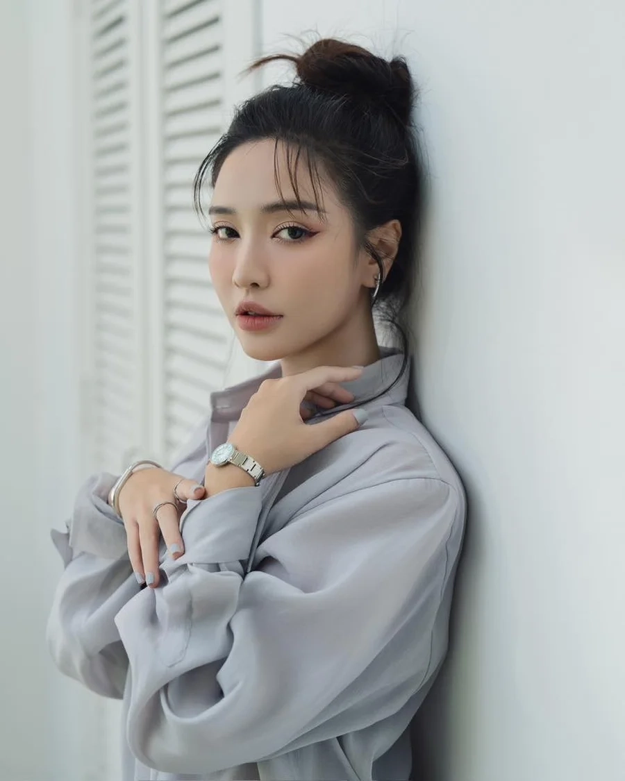 Gửi Anh Xa Nhớ Bích Phương là ca khúc tình yêu đầy xúc động.