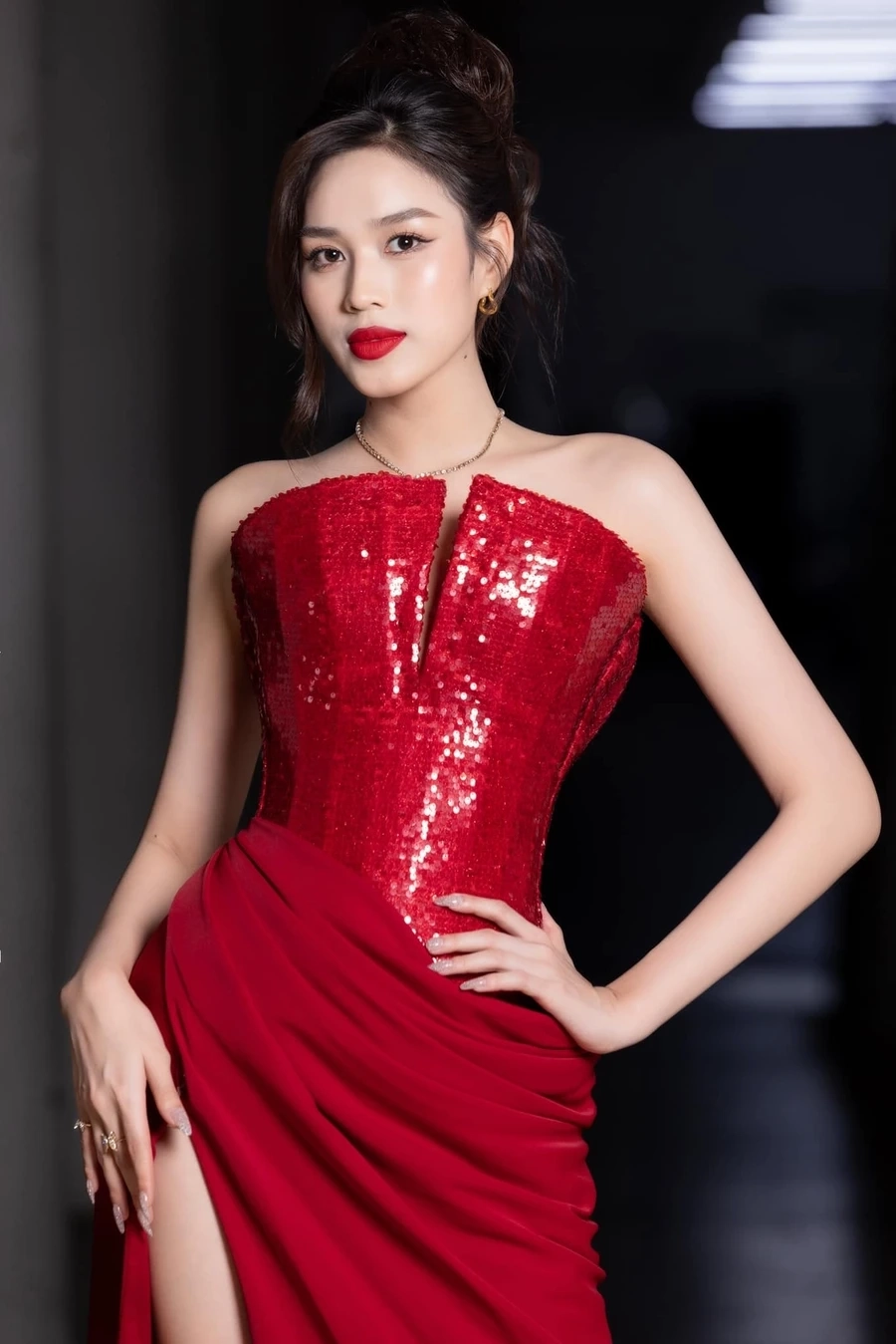 Hoa hậu Đỗ Thị Hà mặc bikini thể hiện sự tự tin và nổi bật.
