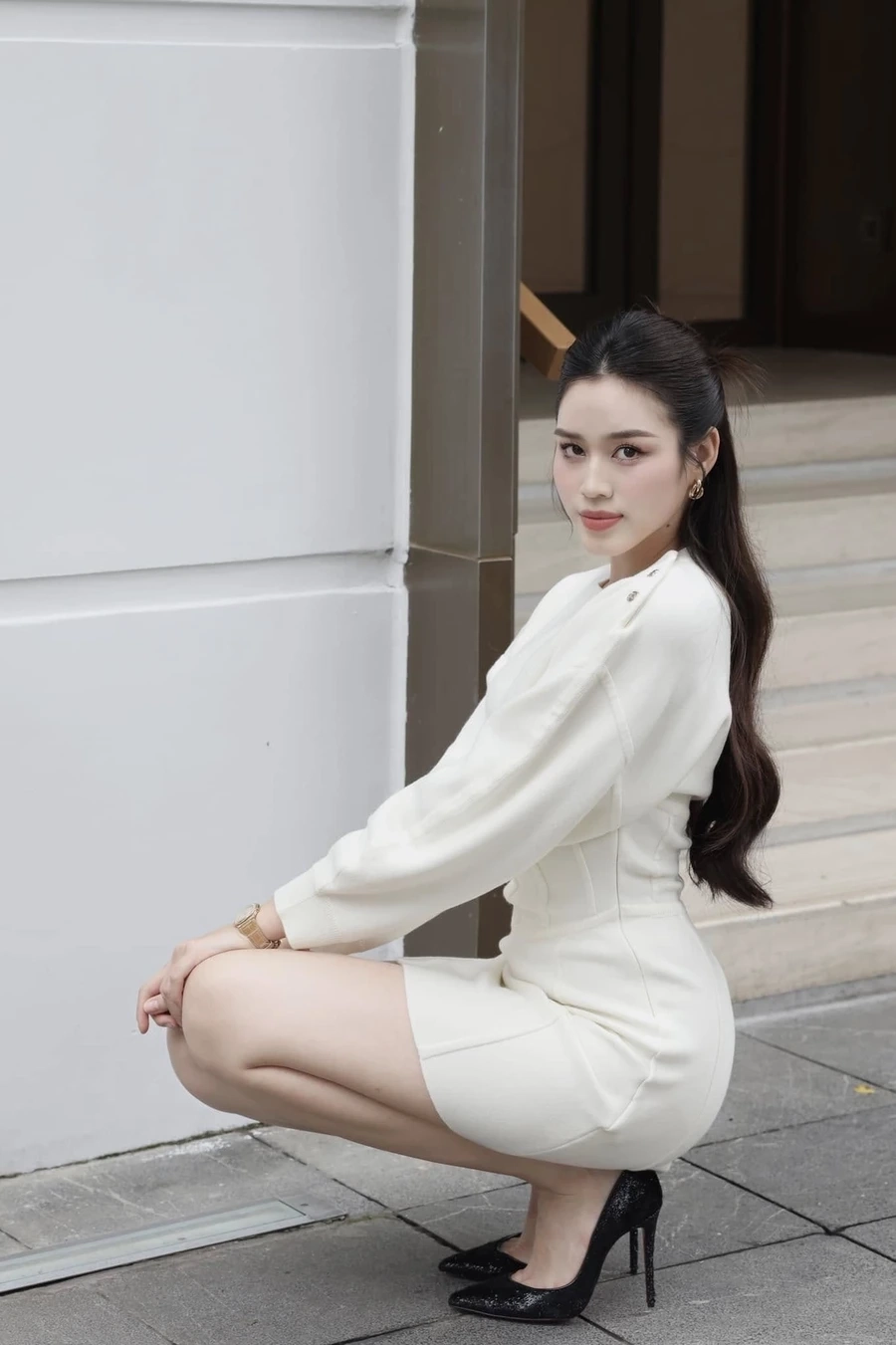 Hoa hậu Đỗ Thị Hà sexy là sự kết hợp tuyệt vời giữa gợi cảm và tinh tế.