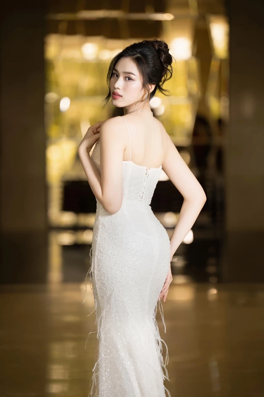 Đỗ Thị Hà sexy thu hút sự chú ý từ ánh nhìn của tất cả mọi người.