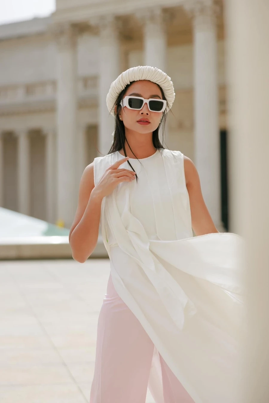 H Hen Nie evening gown khiến khán giả quốc tế trầm trồ ngưỡng mộ.