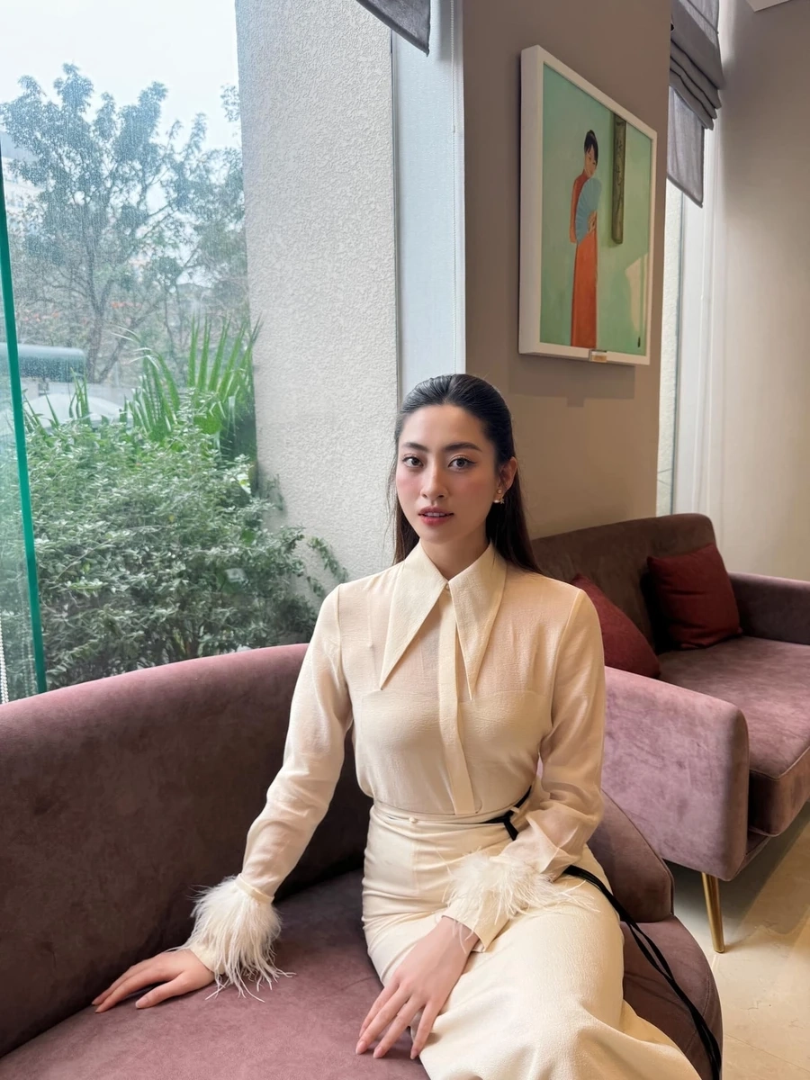 Lương Thùy Linh áo dài là biểu tượng của sự duyên dáng và thanh thoát trong trang phục truyền thống.