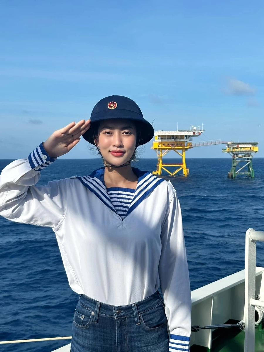 Vương miện Đoàn Thiên Ân là biểu tượng cho sự thành công và tài năng xuất sắc trong cuộc thi.