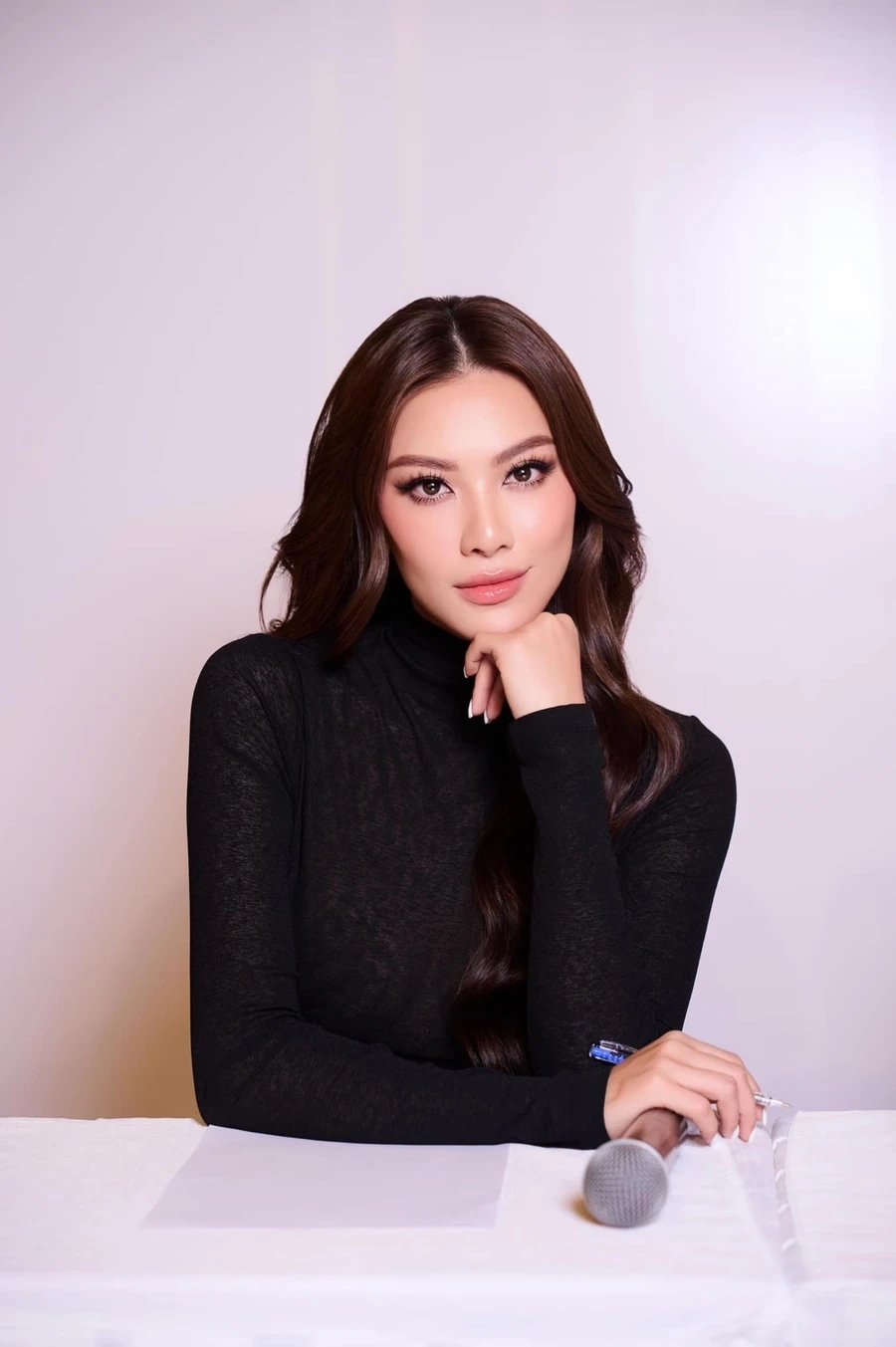 Ca sĩ Kim Duyên tỏa sáng trên sân khấu với những giai điệu ngọt ngào.