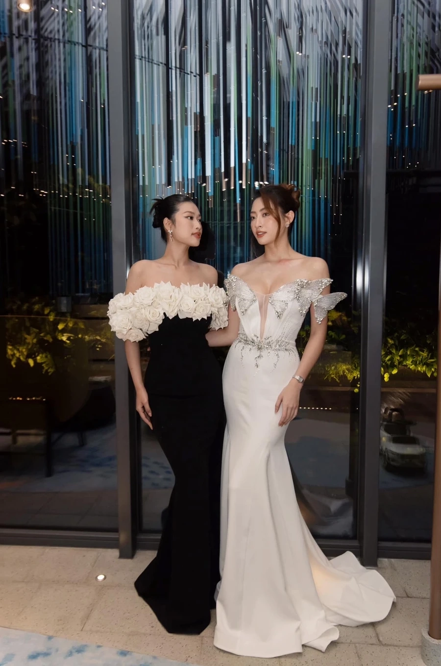 Hoa hậu chân dài 1m22 Lương Thùy Linh gây ấn tượng mạnh mẽ với chiều cao lý tưởng và vóc dáng thanh thoát.