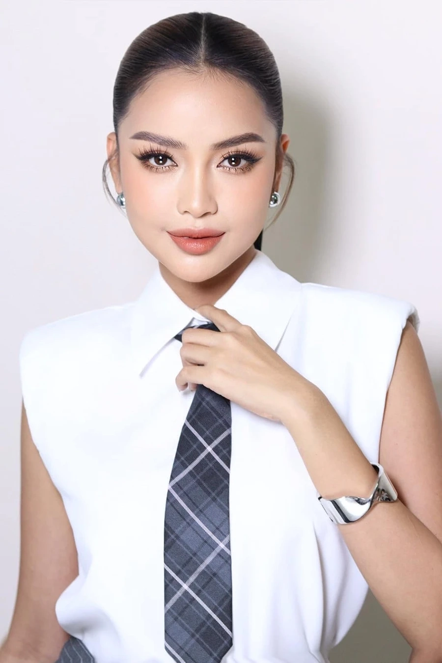 Áo choàng Miss Universe của Ngọc Châu tôn vinh vẻ đẹp đầy mạnh mẽ và sang trọng.