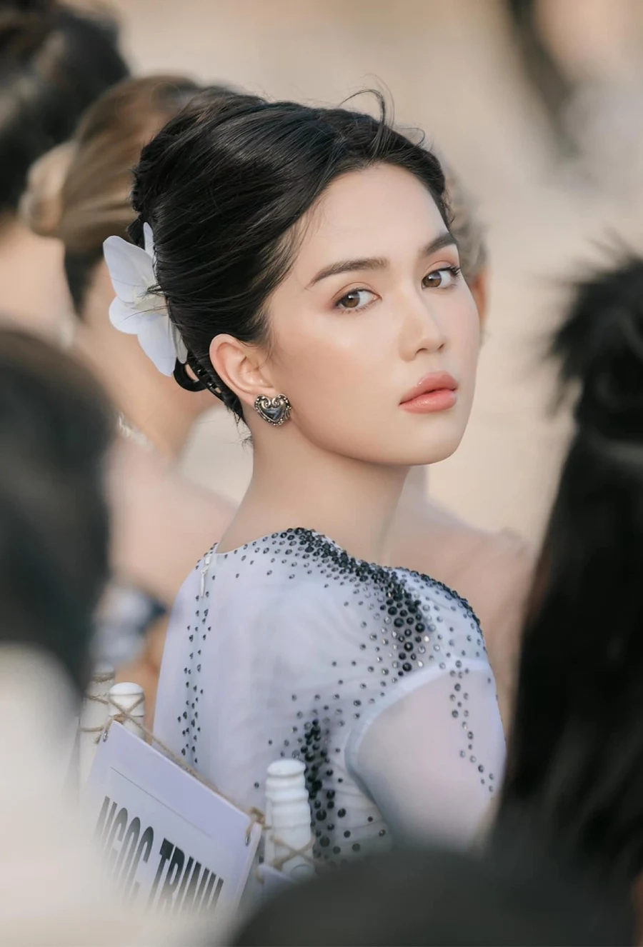 Ngoc Trinh khoe thân với phong cách quyến rũ và đầy tự tin.