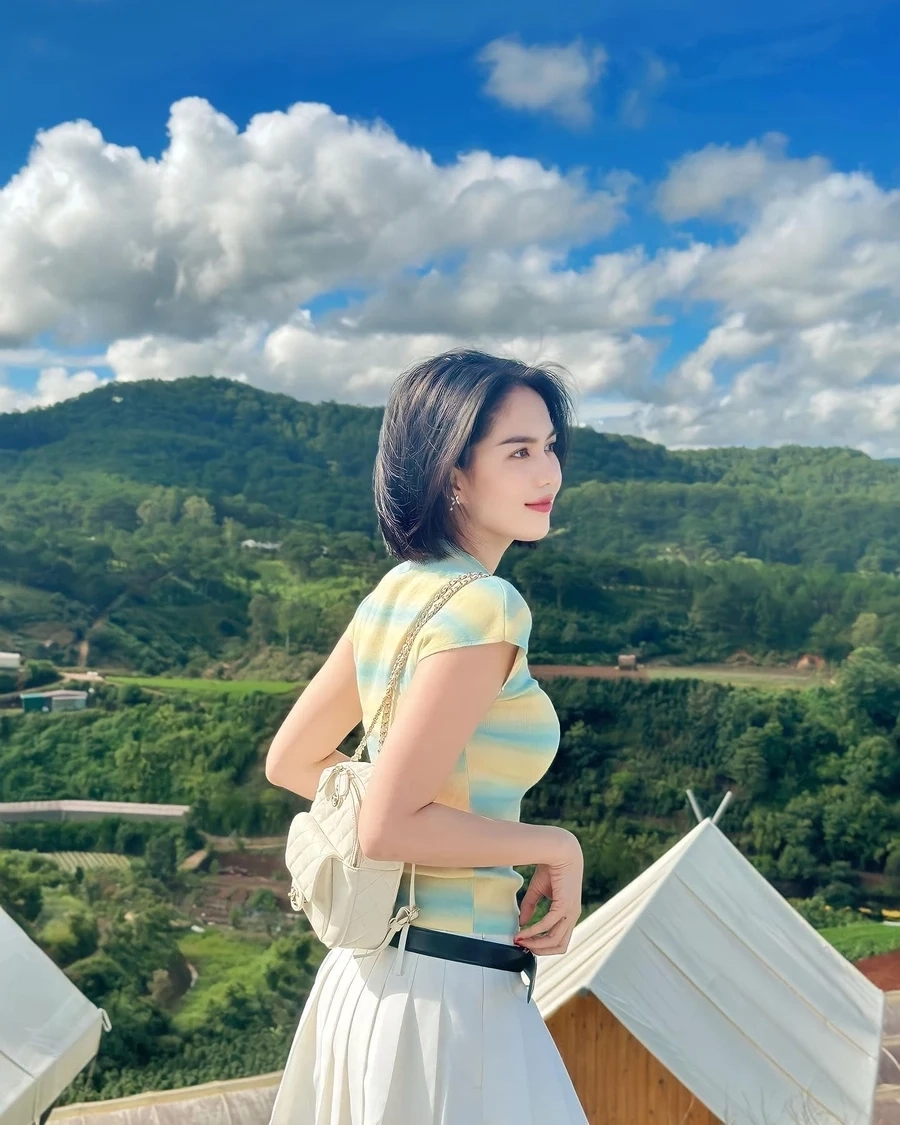 Nữ hoàng nội y Phương Trinh gây chú ý với vẻ đẹp cuốn hút.