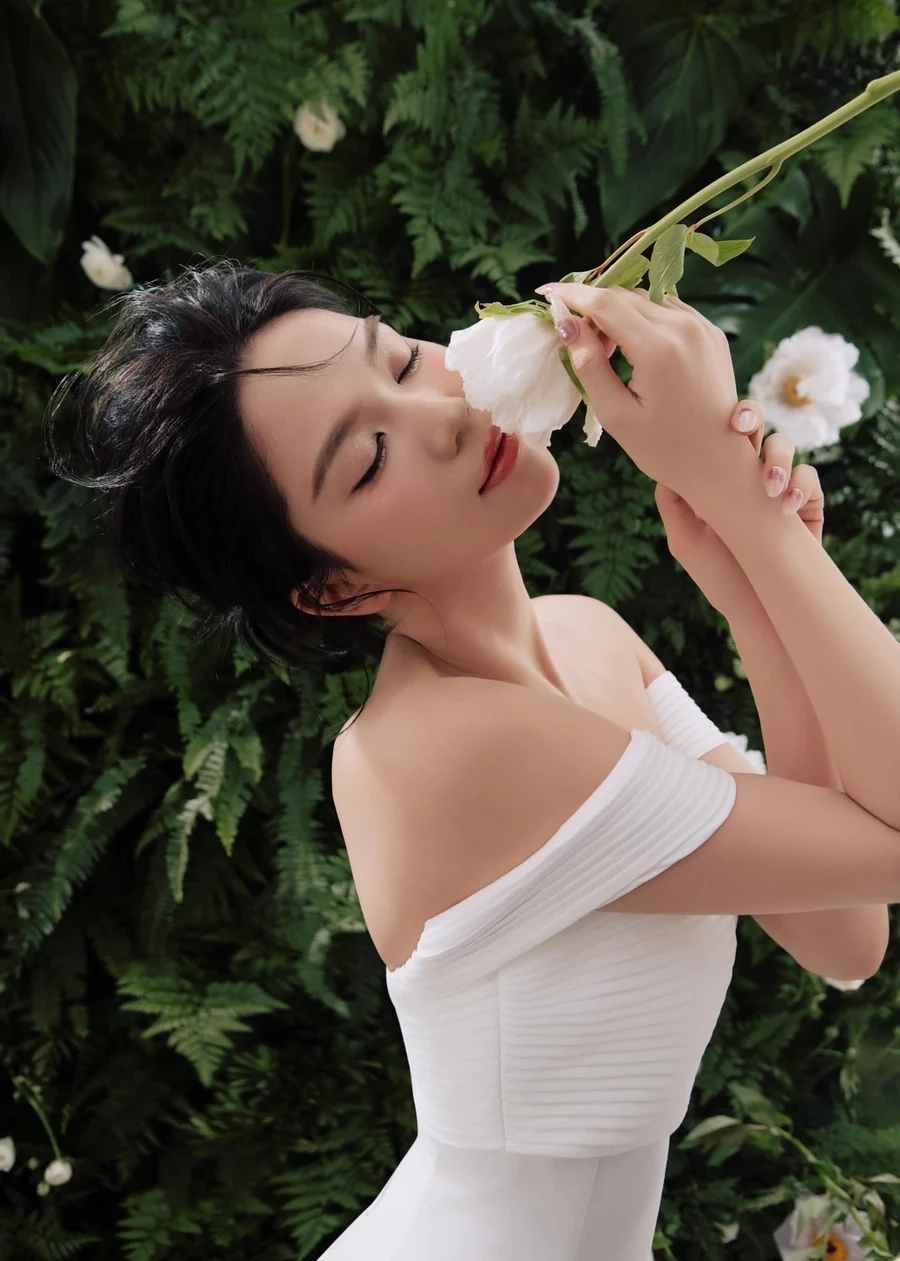 Ngọc Trinh hở táo bạo, không ngừng làm nóng mạng xã hội.