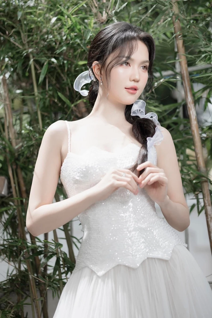 Ngọc Trinh áo xuyên thấu gây ấn tượng với sự tinh tế và quyến rũ.