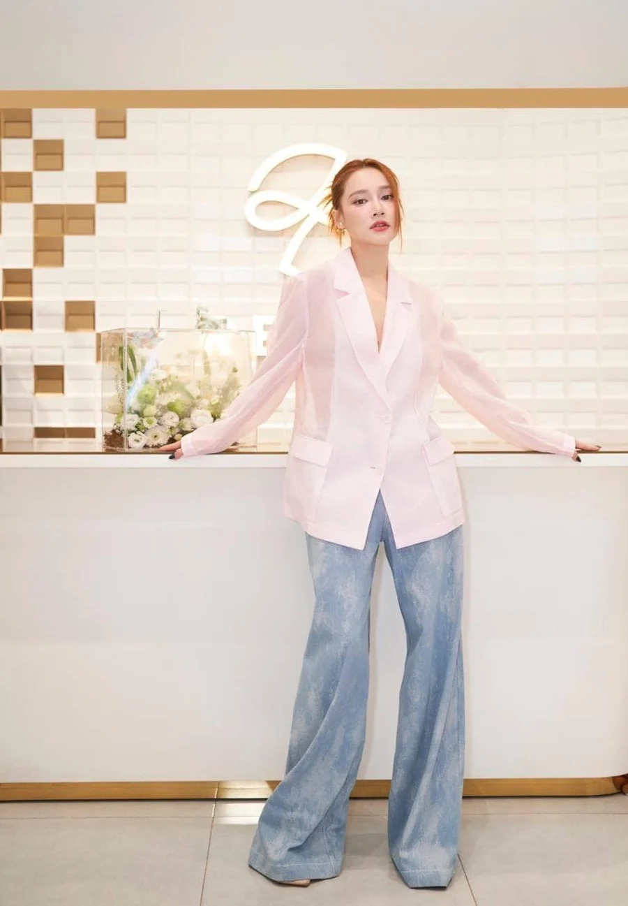 Bikini Nhã Phương khoe trọn nét đẹp tự nhiên trong những khoảnh khắc thư giãn.