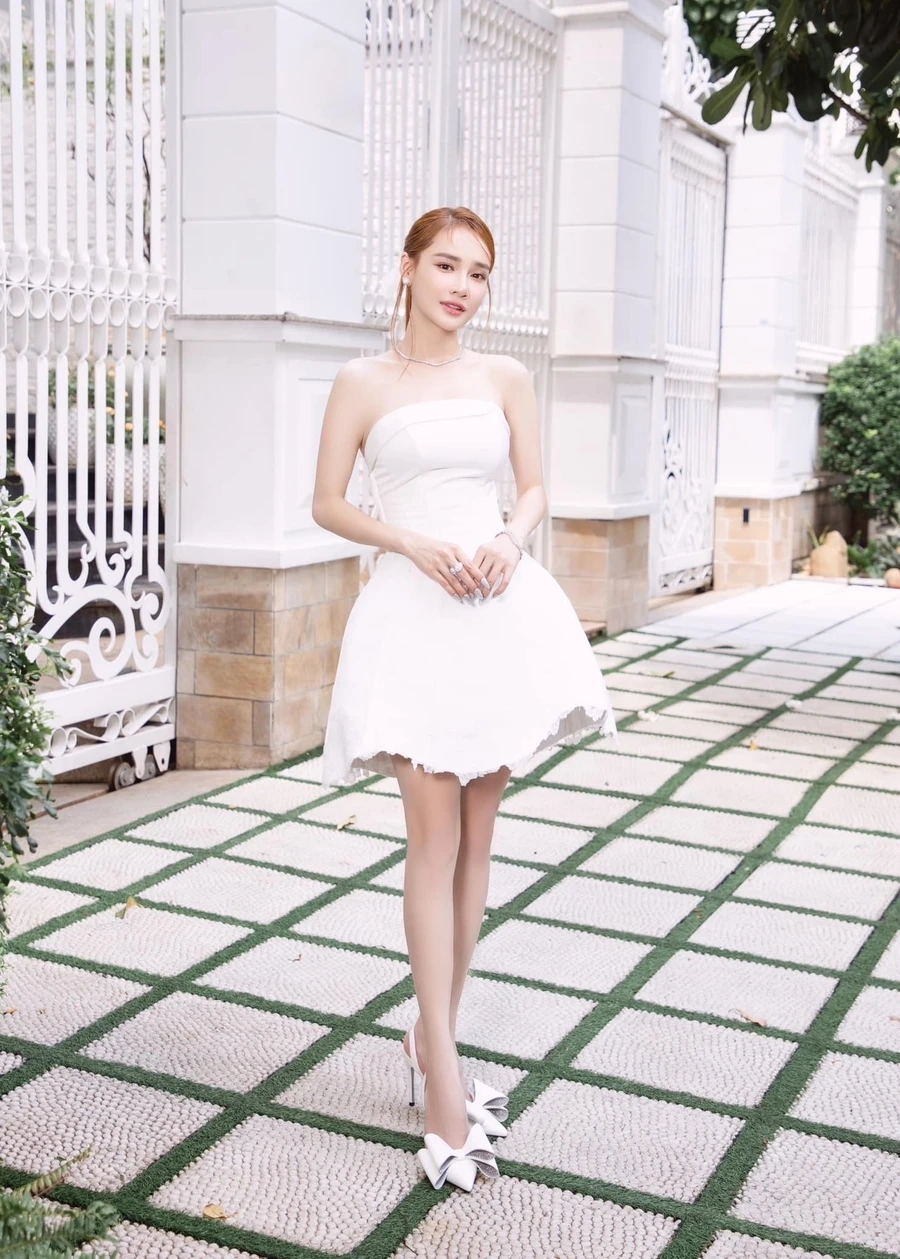 Nhã Phương bikini là hình ảnh đầy thu hút trong những bộ ảnh dạo biển tuyệt đẹp.
