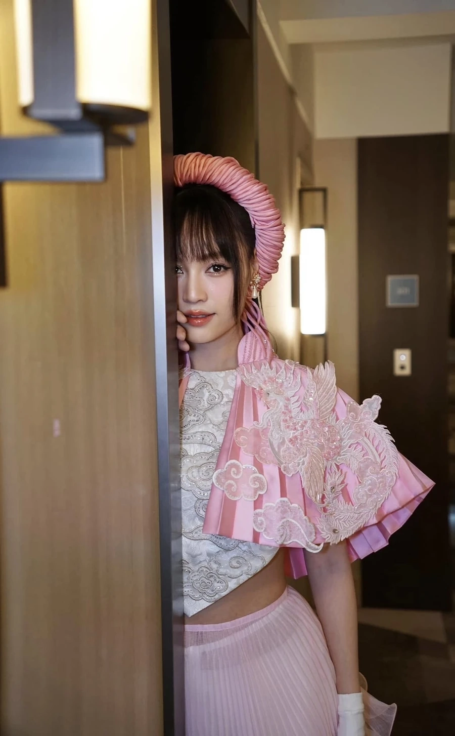Hình ảnh Ninh Dương Lan Ngọc và Ngô Kiến Huy thể hiện sự đáng yêu và gắn bó giữa hai người.