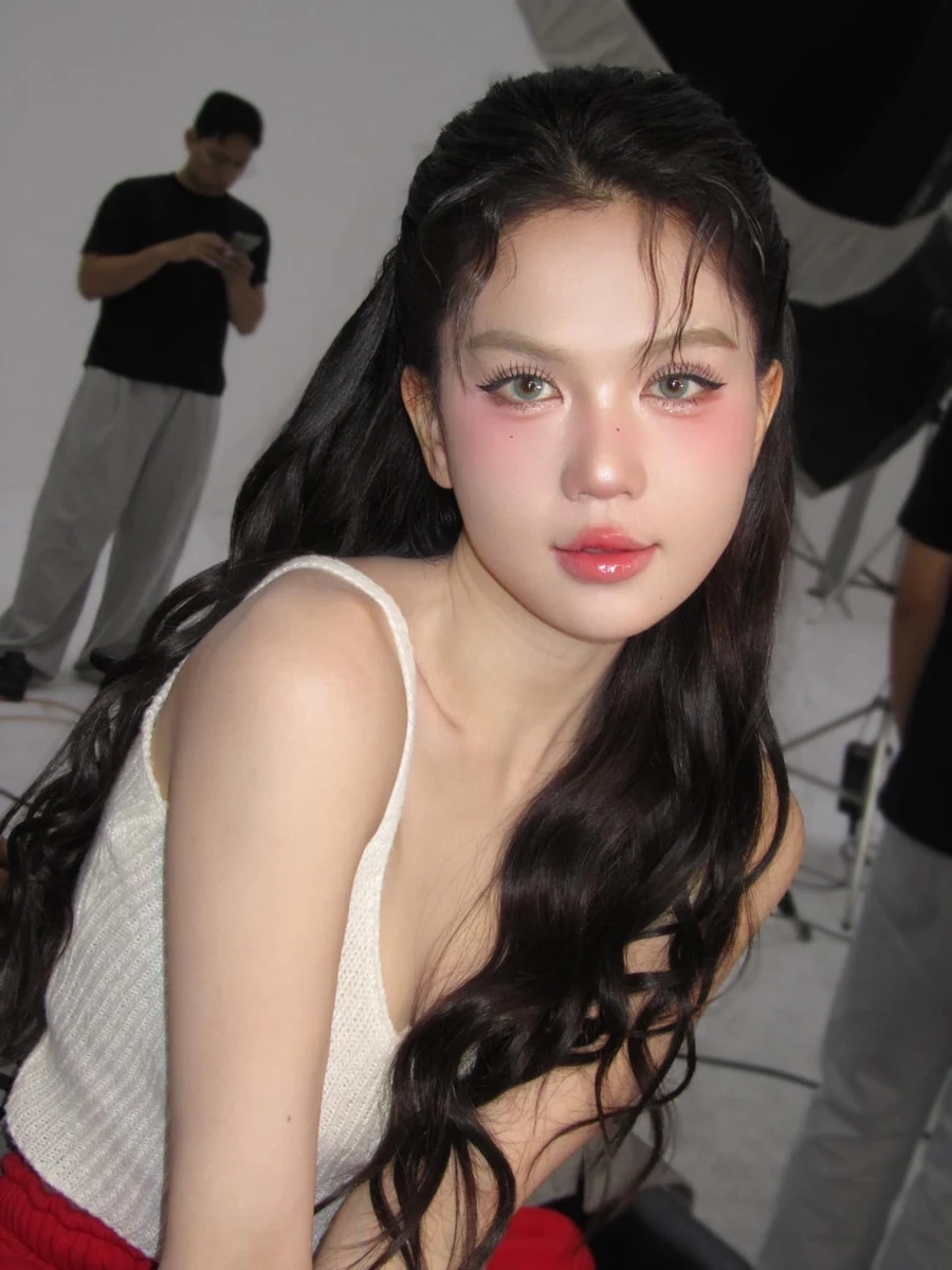 Ngọc Trinh lọt khe luôn khiến fan không khỏi trầm trồ.
