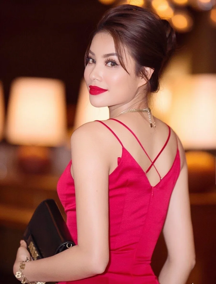 Đám cưới Phạm Hương là sự kiện được người hâm mộ và truyền thông đặc biệt chú ý.