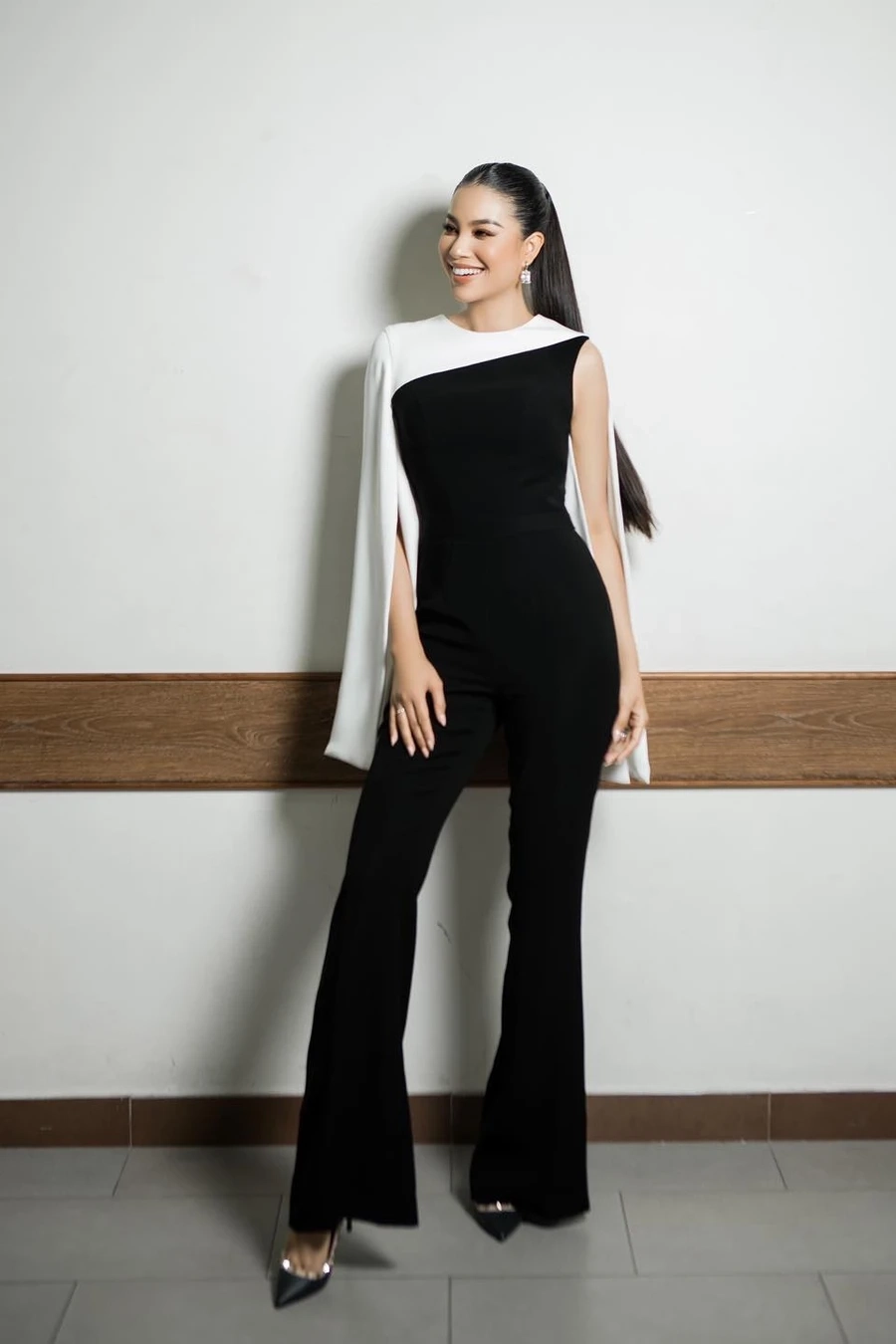 Hình ảnh Hoa hậu Phạm Hương thể hiện vẻ đẹp tự nhiên và sự duyên dáng không thể rời mắt.