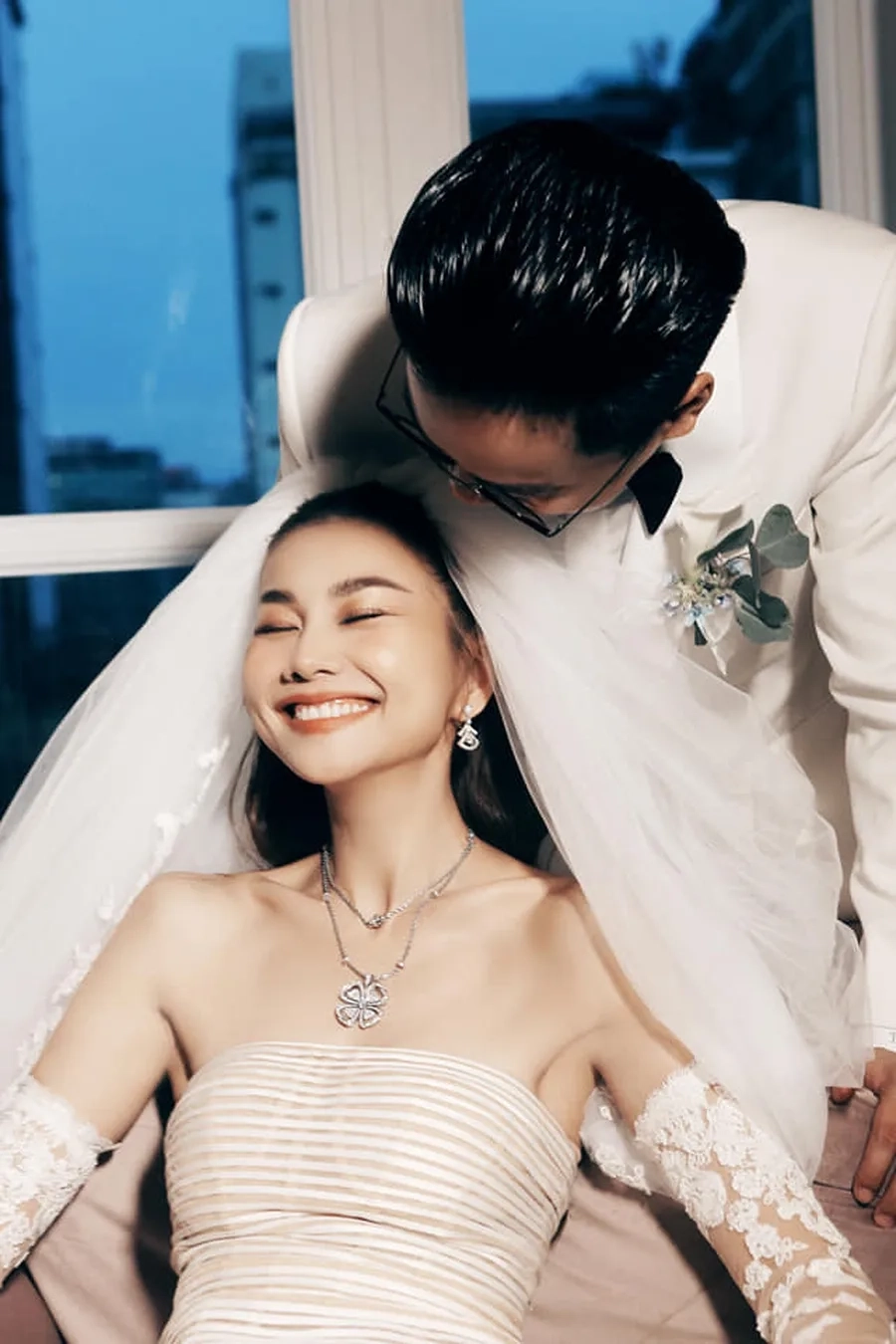 Thanh Hằng bikini khoe vẻ đẹp tự tin, quyến rũ trong từng bước đi.