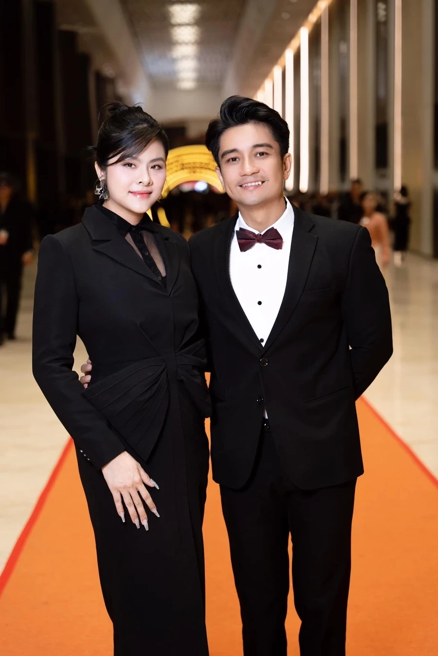 Thời trang Vân Vân Thương Ngày Nắng Về mang đến những bộ trang phục nhẹ nhàng và thời thượng.