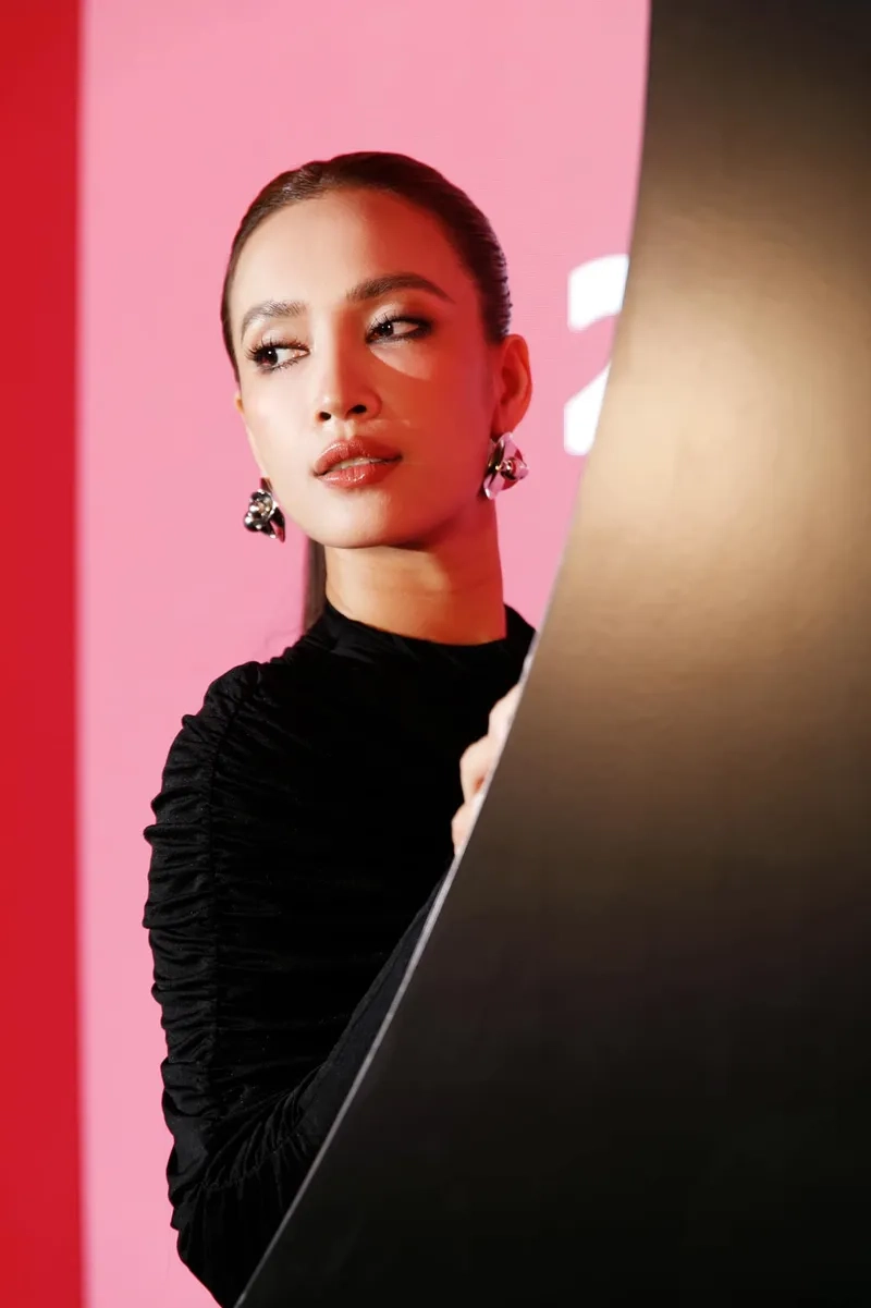 Lời bài hát Ái Phương xin chào Việt Nam đầy cảm xúc quê hương