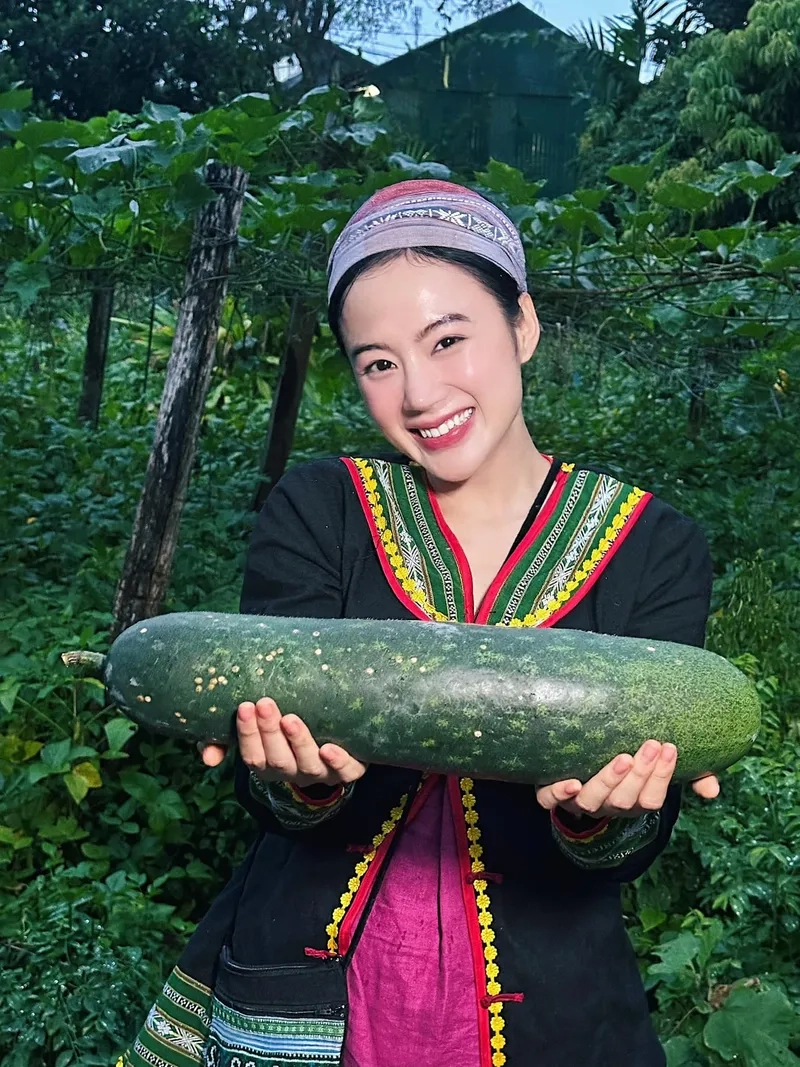 Nghe ca sĩ Angela Phương Trinh với những ca khúc từng ra mắt