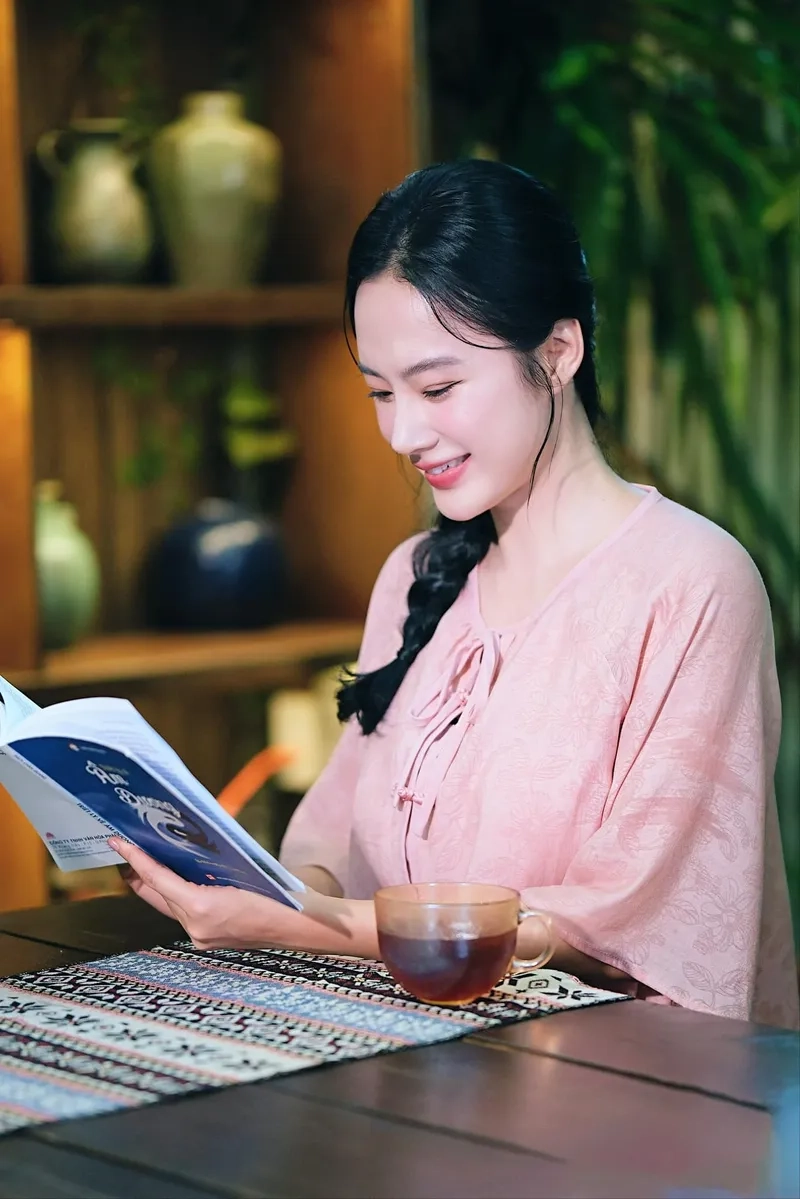 Theo dõi Angela Phương Trinh instagram để bắt trend thời trang