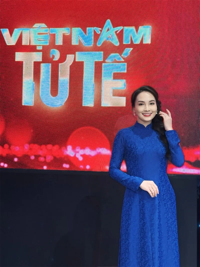 Xem Bảo Thanh hát Về Nhà Đi Con trong ảnh đầy cảm xúc