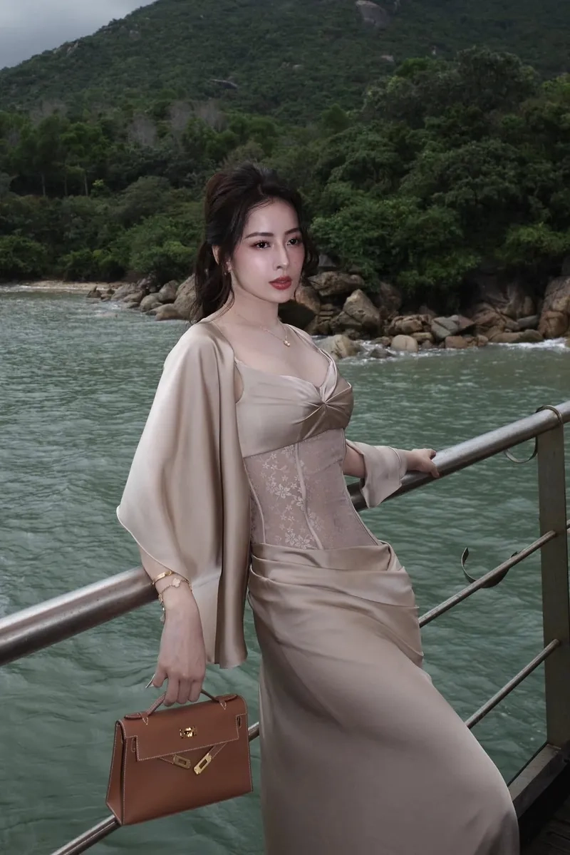 Theo dõi Chi Pu instagram để cập nhật xu hướng