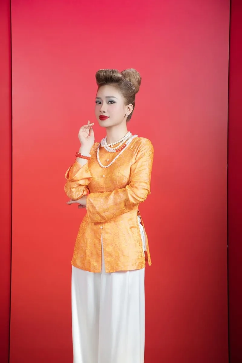 Xem chiếc khăn piêu Dương Hoàng Yến đậm chất dân tộc